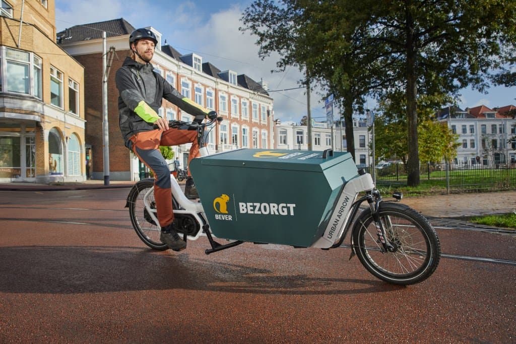Bezorger op een elektrische Urban Arrow cargobike voor Bever Bezorgt in de binnenstad